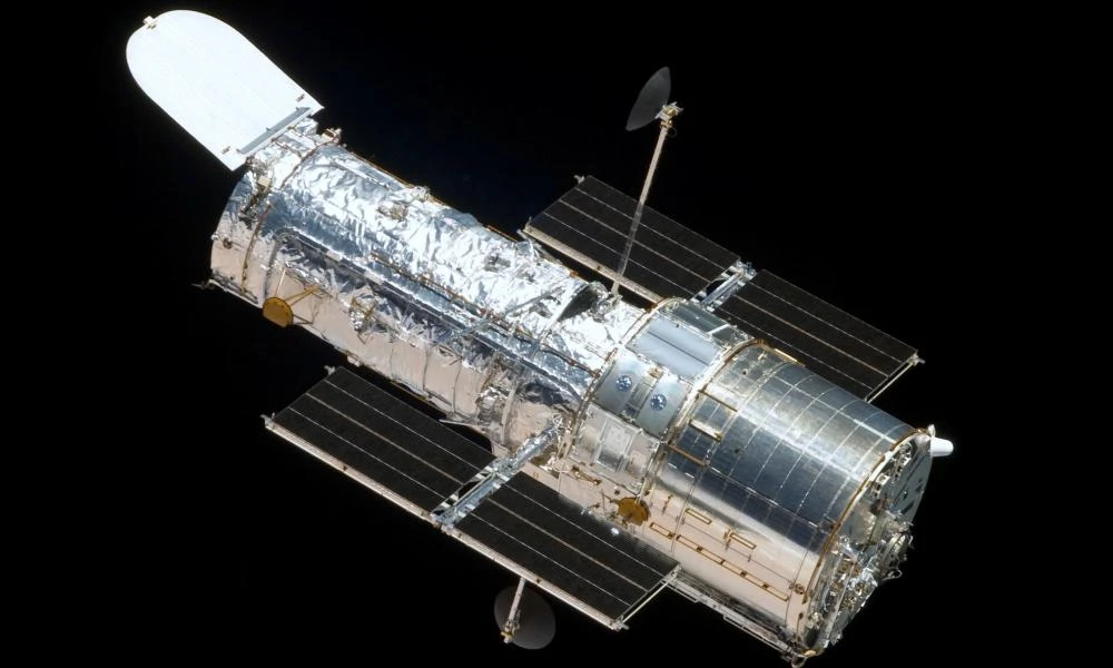 Το Hubble κατέγραψε εκπληκτικό κόκκινο νεφέλωμα σε απόσταση 7.000 ετών φωτός από τη Γη